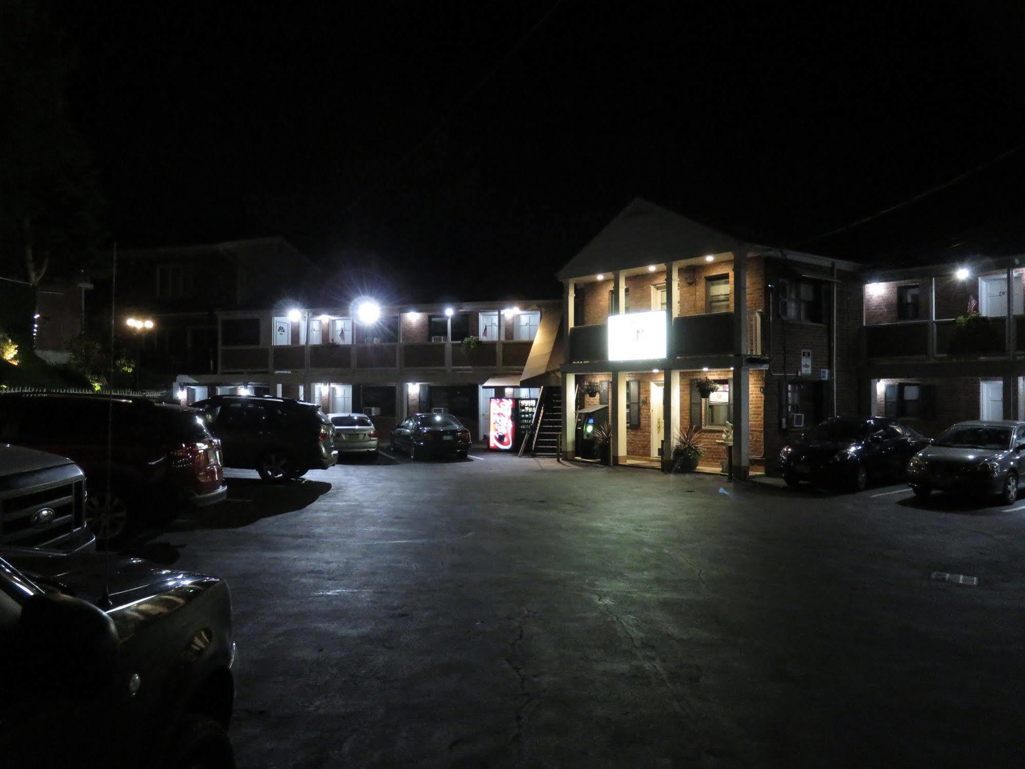 Central Motel Courtyard White Plains Extérieur photo