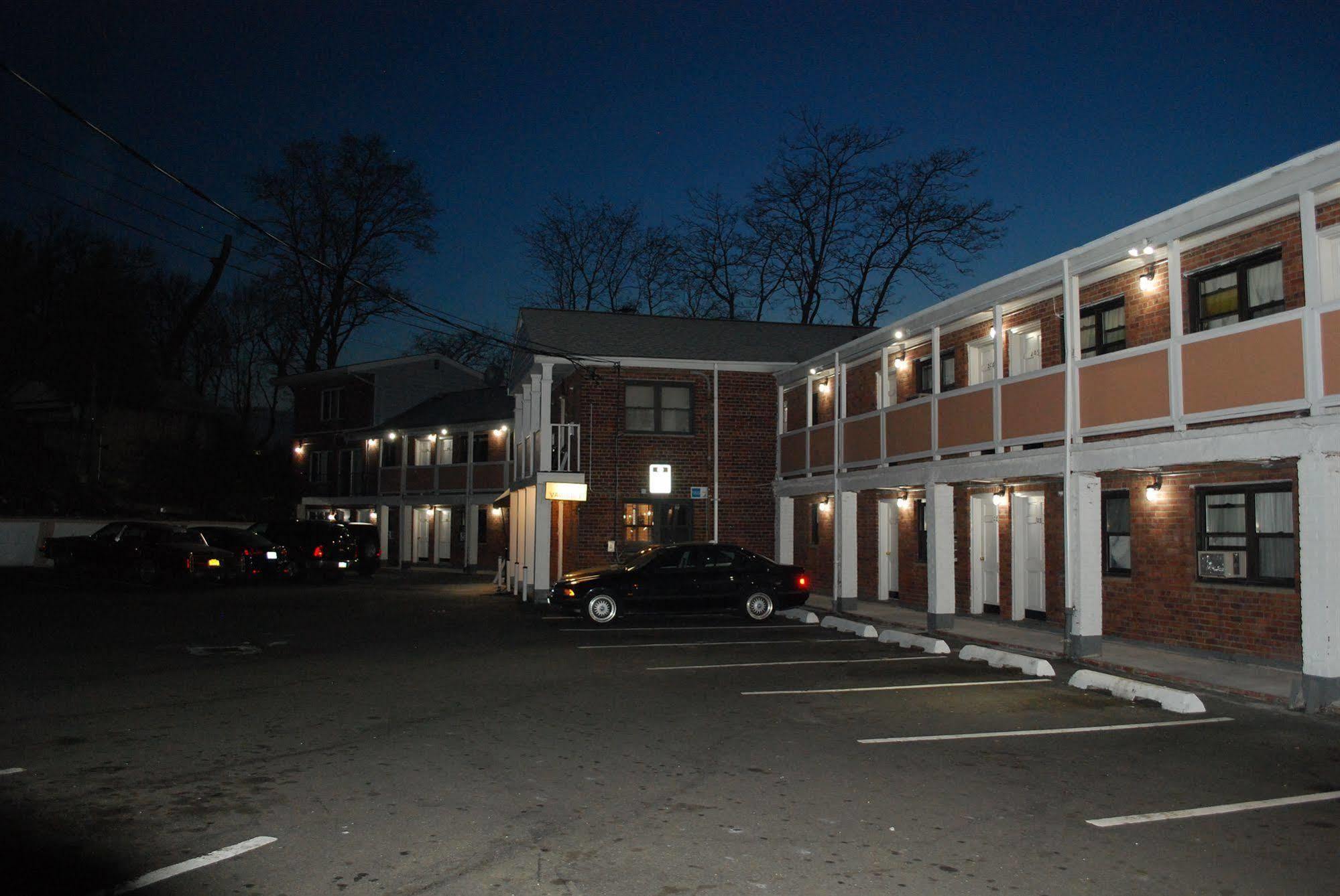 Central Motel Courtyard White Plains Extérieur photo